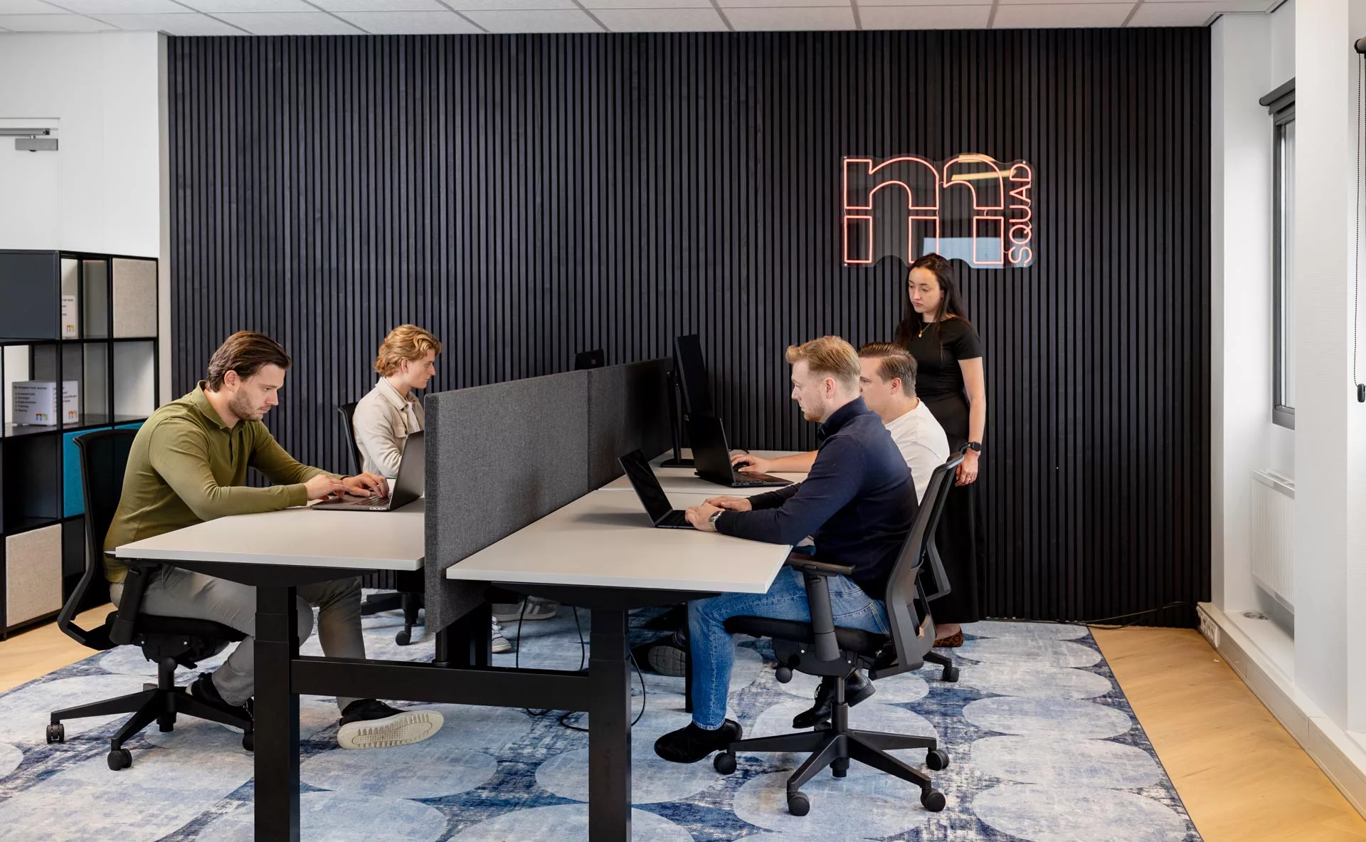 Teamoverleg bij Msquad in spreekruimte over Microsoft Power Platform-trajecten