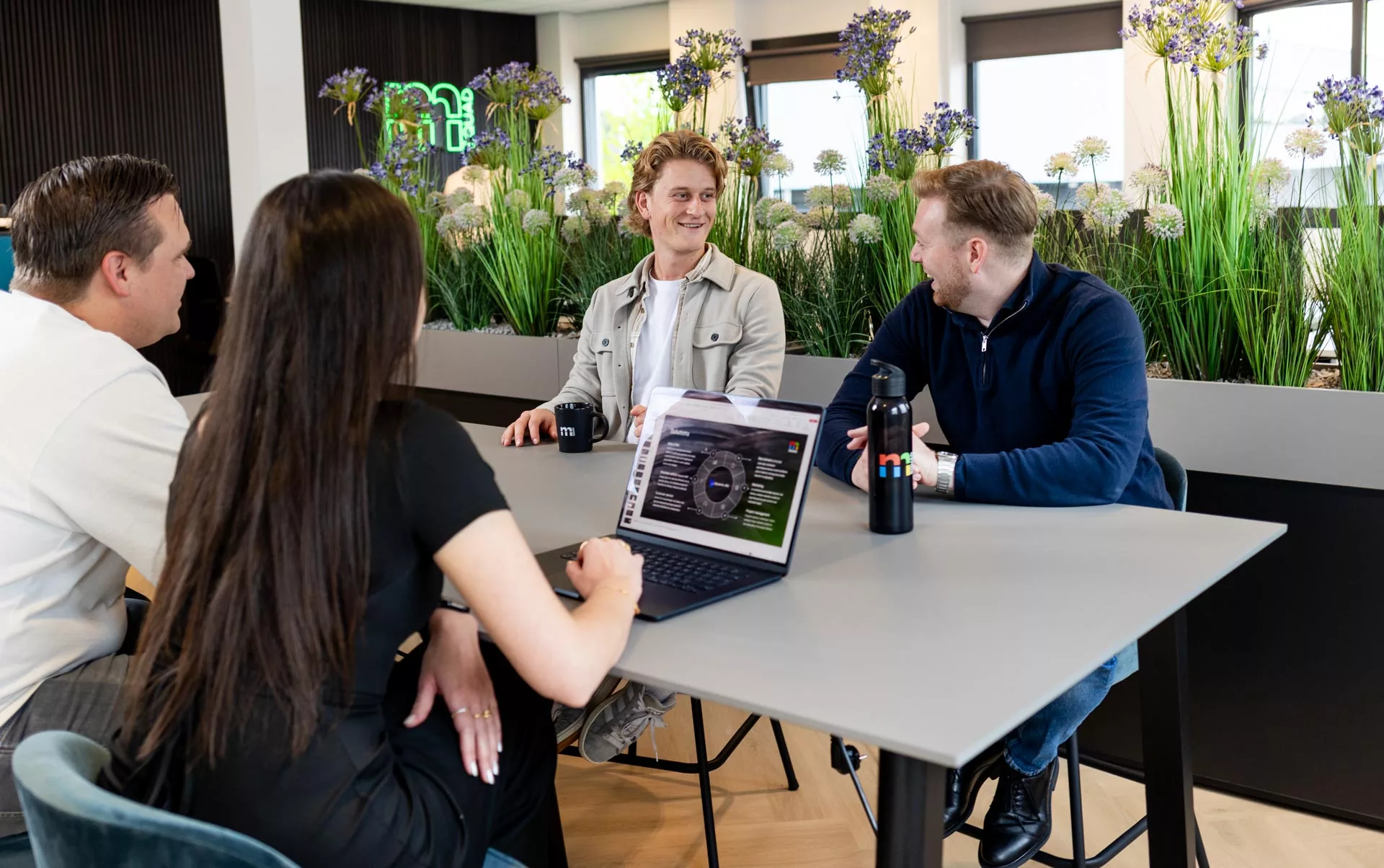 Jonathan van Benthem en Aaron Weijel bespreken Dynamics 365-toepassingen in Oldenzaal bij Msquad