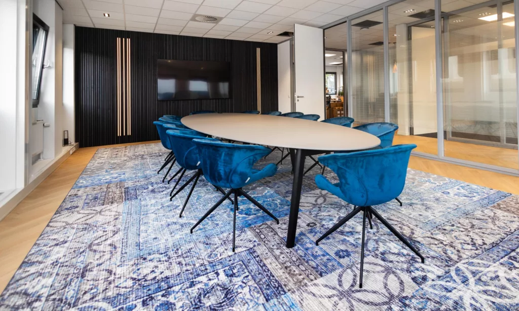 Microsoft-inspirerende vergaderruimte bij Msquad, gezien van linksachter met focus op samenwerking en productiviteit