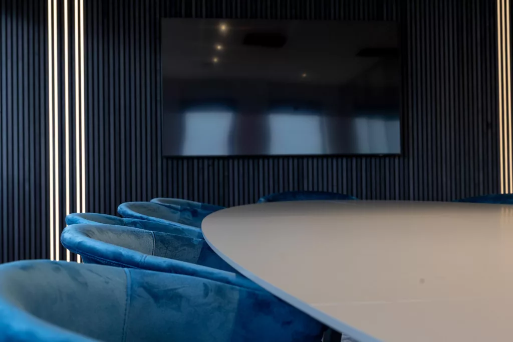 Overzicht vanuit de tafel in de grote spreekruimte bij Msquad, ideaal voor Power Platform-teamoverleg