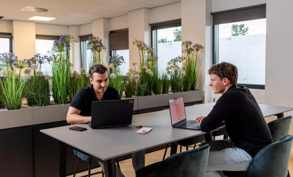 Bob Beissel en Dyon Grob werken samen aan Power Apps configuratie bij Msquad