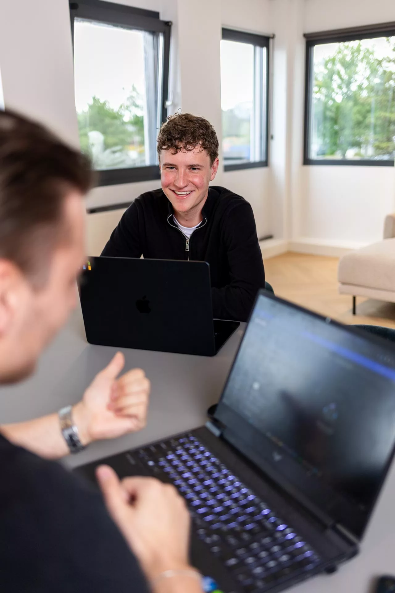 Bob Beissel lacht naar Dyon Grob tijdens samenwerking aan een Power Platform-oplossing bij Msquad