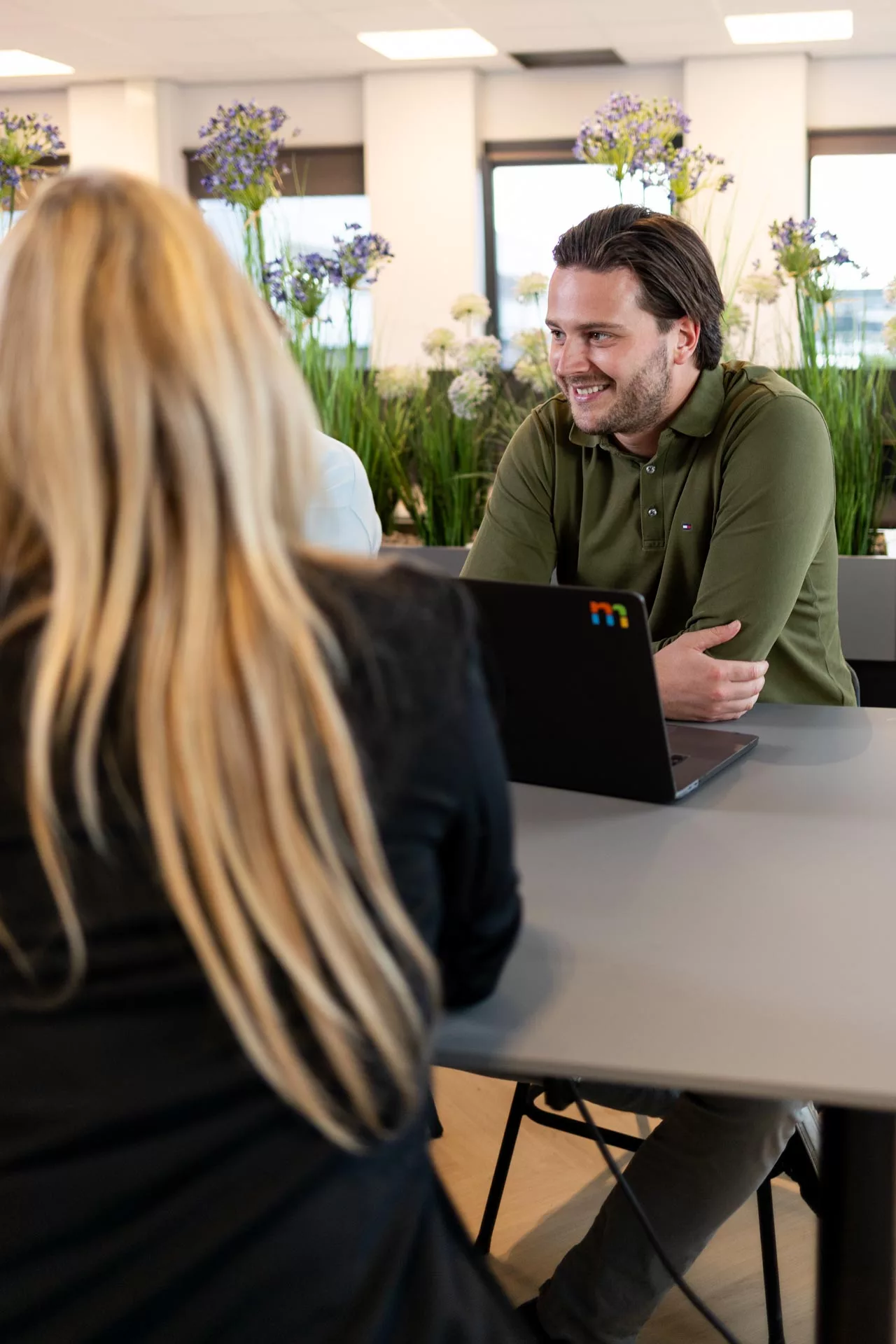 Jens Rorink lachend tijdens overleg over procesoptimalisatie en klantcommunicatie bij Msquad