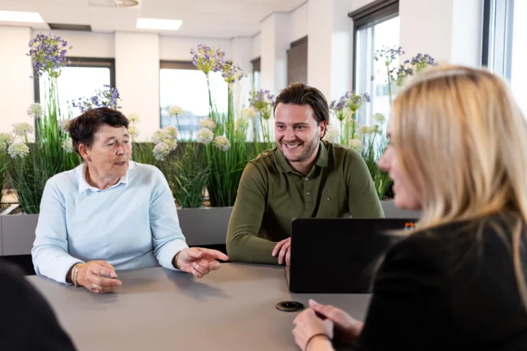Irma Roetenberg wijst naar Jens Rorink tijdens overleg met Myrthe Dekker over servicegerichte IT-oplossingen bij Msquad