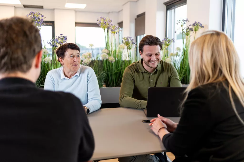 Irma Roetenberg, Jens Rorink en Myrthe Dekker in teamoverleg over klantprojecten en implementaties bij Msquad