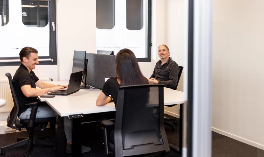 Richard Ludwig en Dyon Grob bespreken een projectoverdracht binnen Power Platform bij Msquad