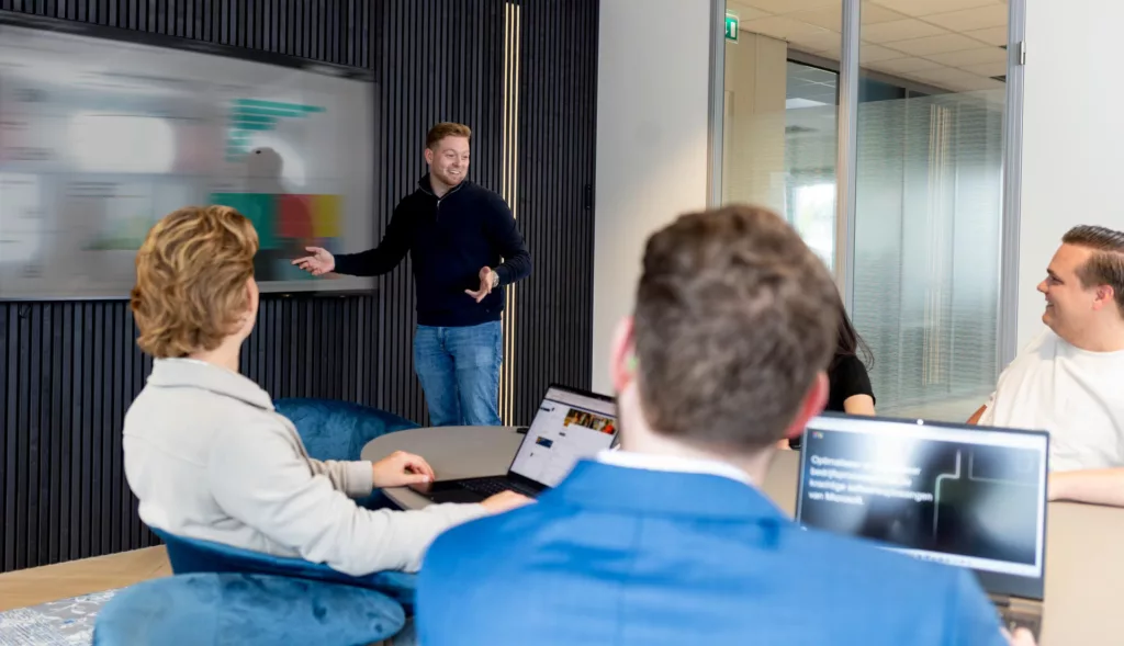 Sidney Ann Bake werkt aan content en visuals met Microsoft 365 bij Msquad