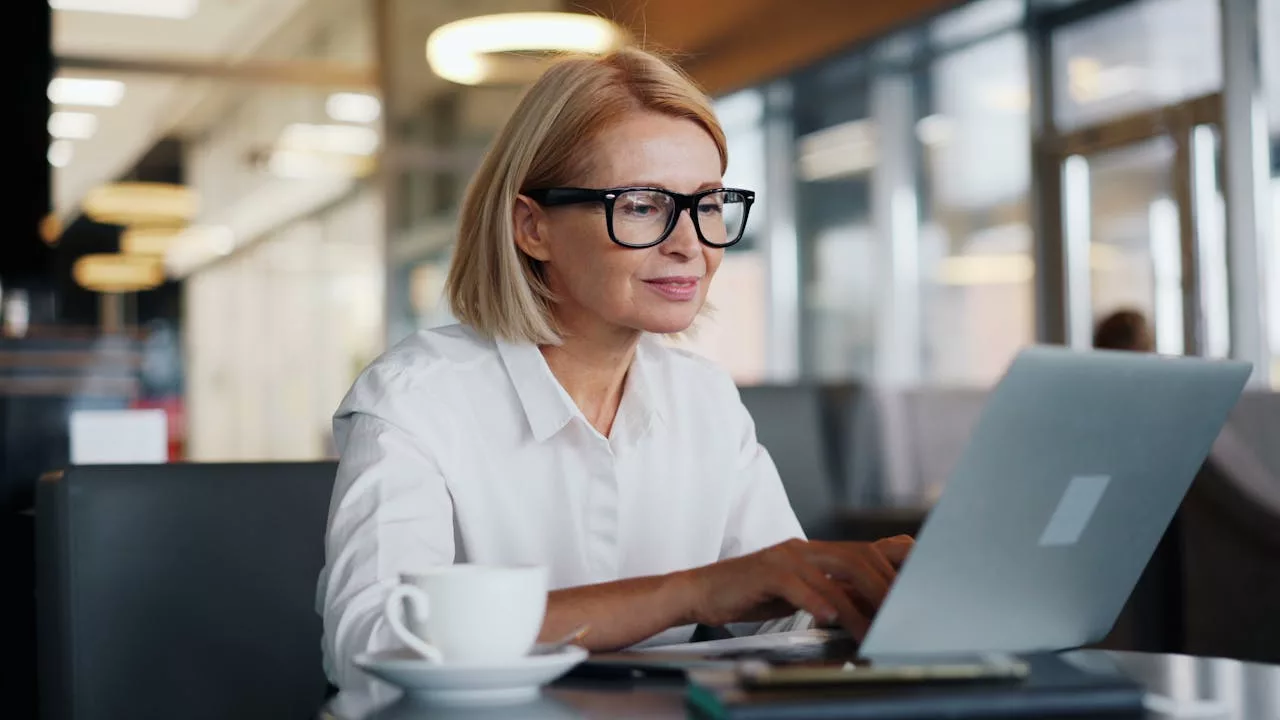 Zakelijke gebruiker werkt in Dynamics 365 aan projectbeheer in een moderne ICT-omgeving.