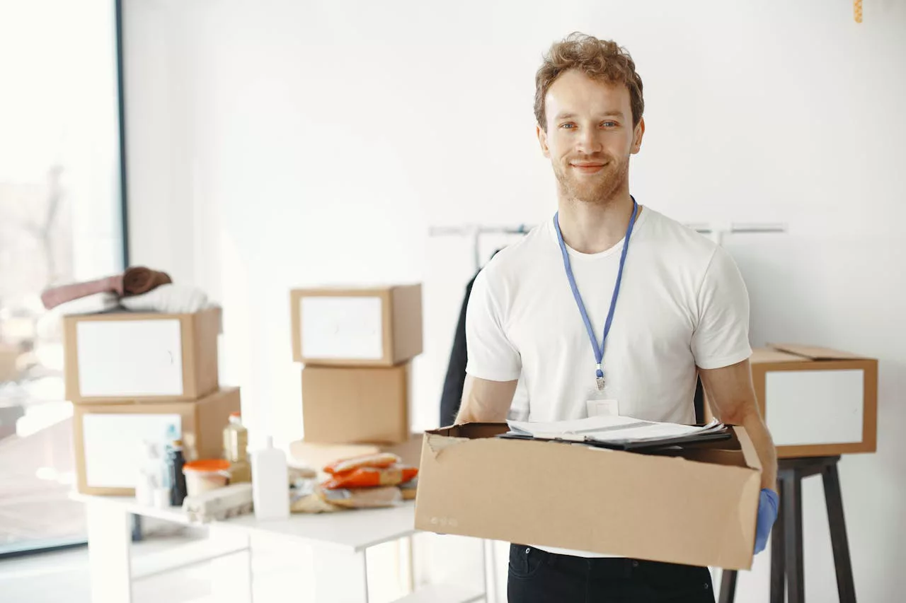 Medewerker beheert logistieke processen binnen productieomgeving met Dynamics 365.