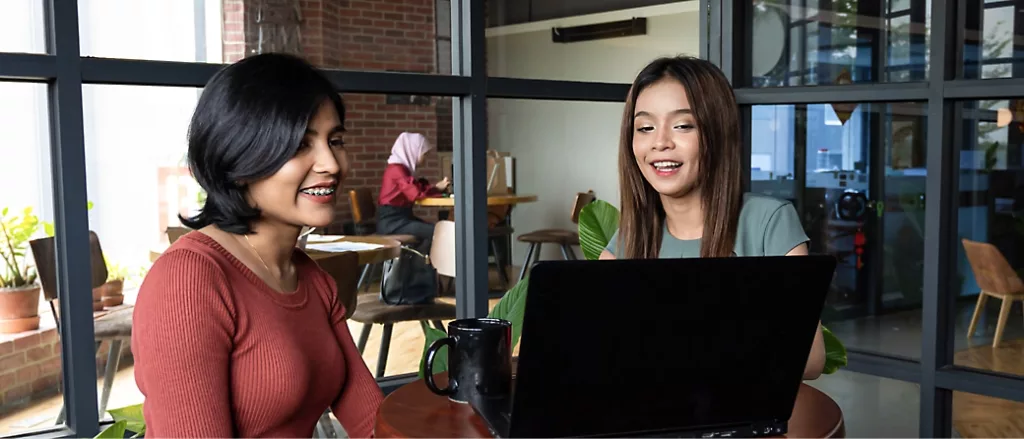 Twee consultants bespreken Power BI dashboards voor AFAS tijdens een implementatietraject